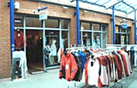 Außenansicht der Jeansboutique in der Kappelner Jöhnshofpassage - Pedone Ihr Jeansshop in Kappeln - Mode und mehr