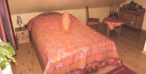 Blick in Ihr gemütliches Gästezimmer mit Doppelbett, Kleiderschrank, mehreren Kommoden und kleiner Essecke, ideal für 2 Personen.